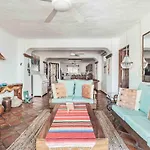 Beach Front Building 2Br Condo-Balcony-Beach-Pool